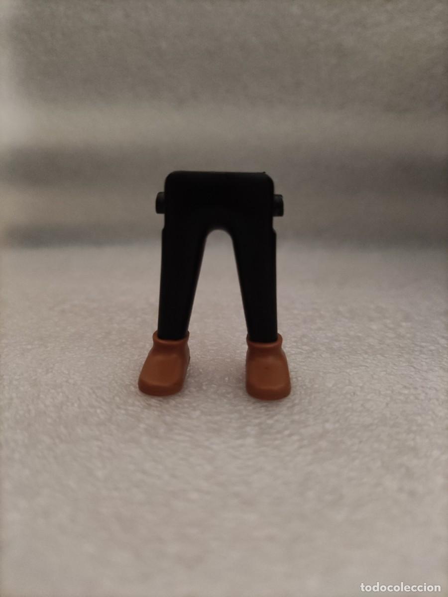Playmobil: Piernas hombre Pantal&oacute;n negro calzado marr&oacute;n Playmobil