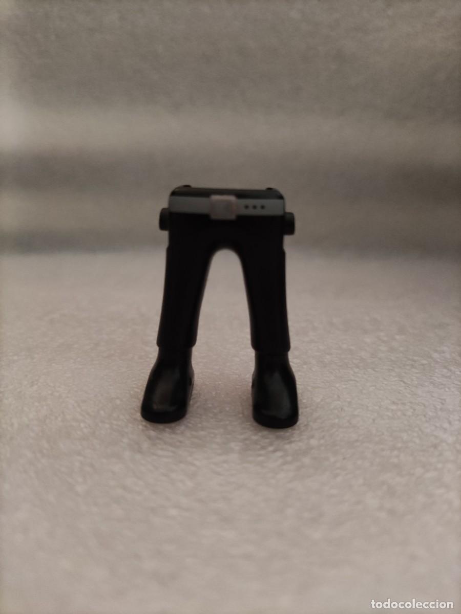 Playmobil: Piernas hombre Pantal&oacute;n negro cintur&oacute;n gris calzado negro Playmobil