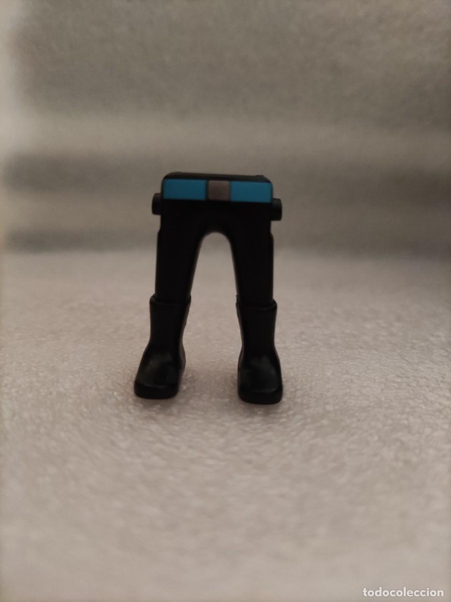 Playmobil: Piernas hombre Pantal&oacute;n negro cintur&oacute;n azul calzado negro Playmobil
