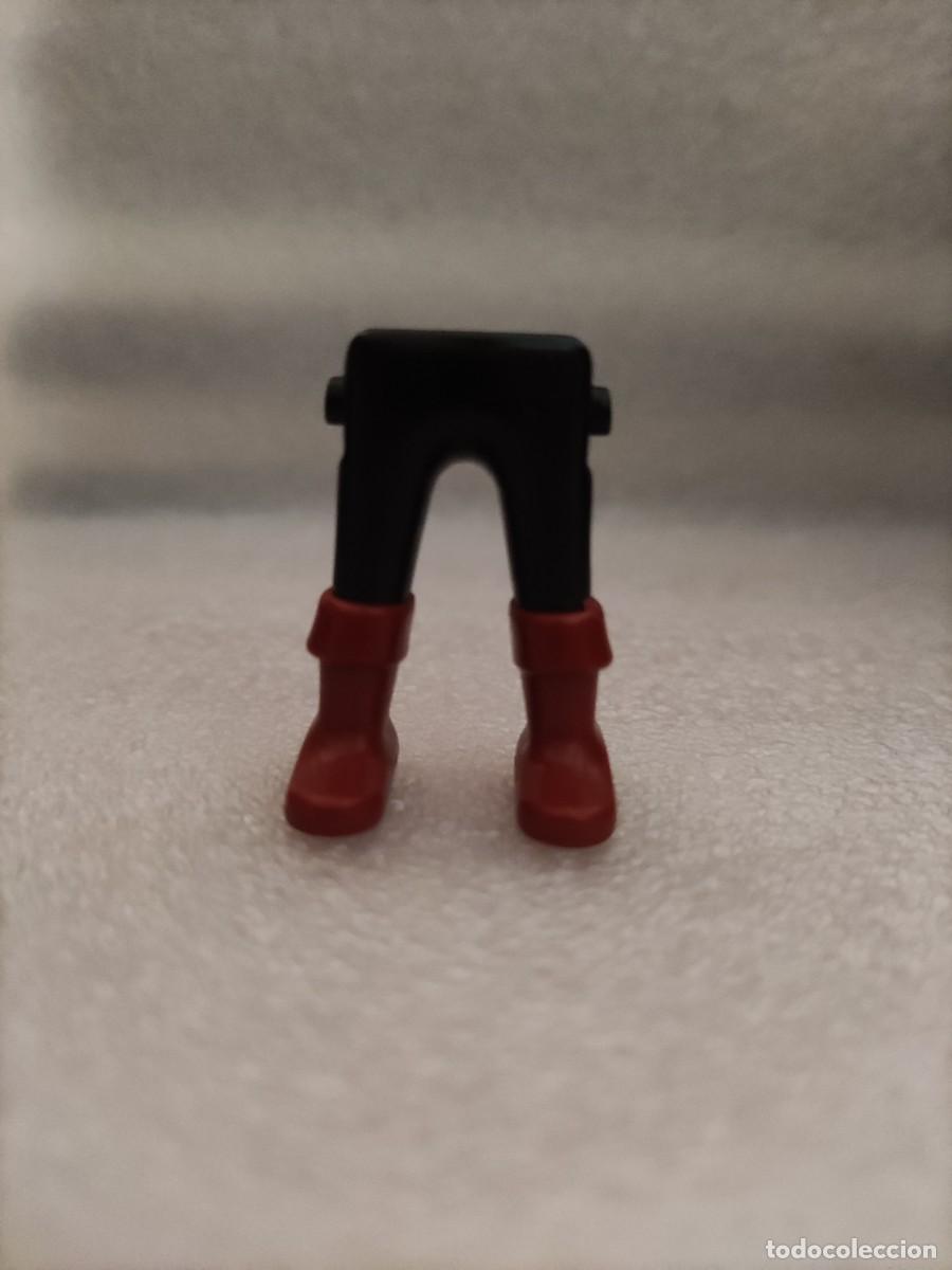 Playmobil: Piernas hombre Pantal&oacute;n negro calzado marr&oacute;n Playmobil