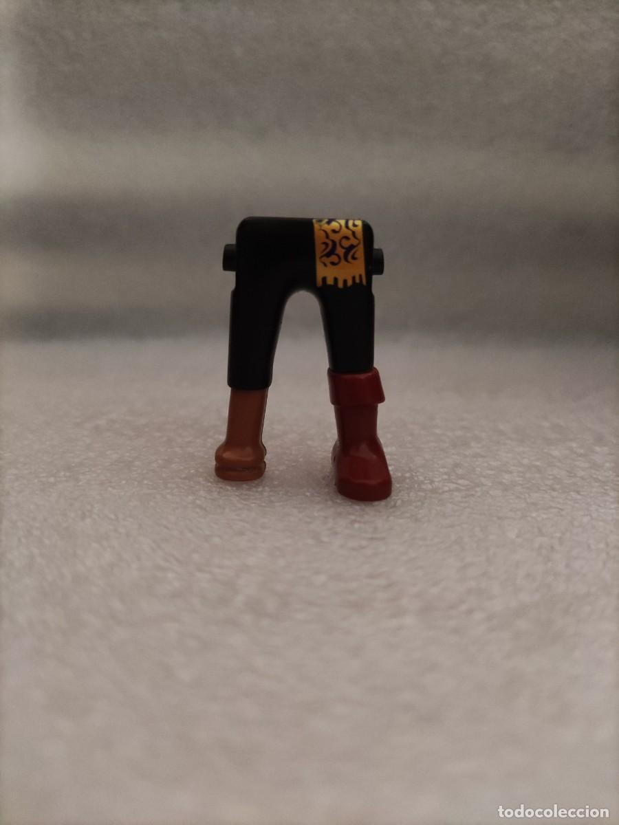 Playmobil: Piernas hombre Pantal&oacute;n negro y dorado calzado marr&oacute;n pata palo marr&oacute;n Playmobil