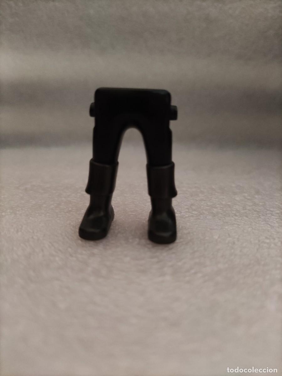 Playmobil: Piernas hombre Pantal&oacute;n negro calzado gris oscuro Playmobil