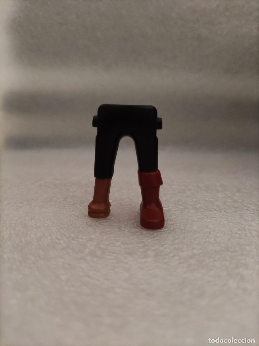 Playmobil: Piernas hombre Pantal&oacute;n negro calzado marr&oacute;n pata palo marr&oacute;n Playmobil