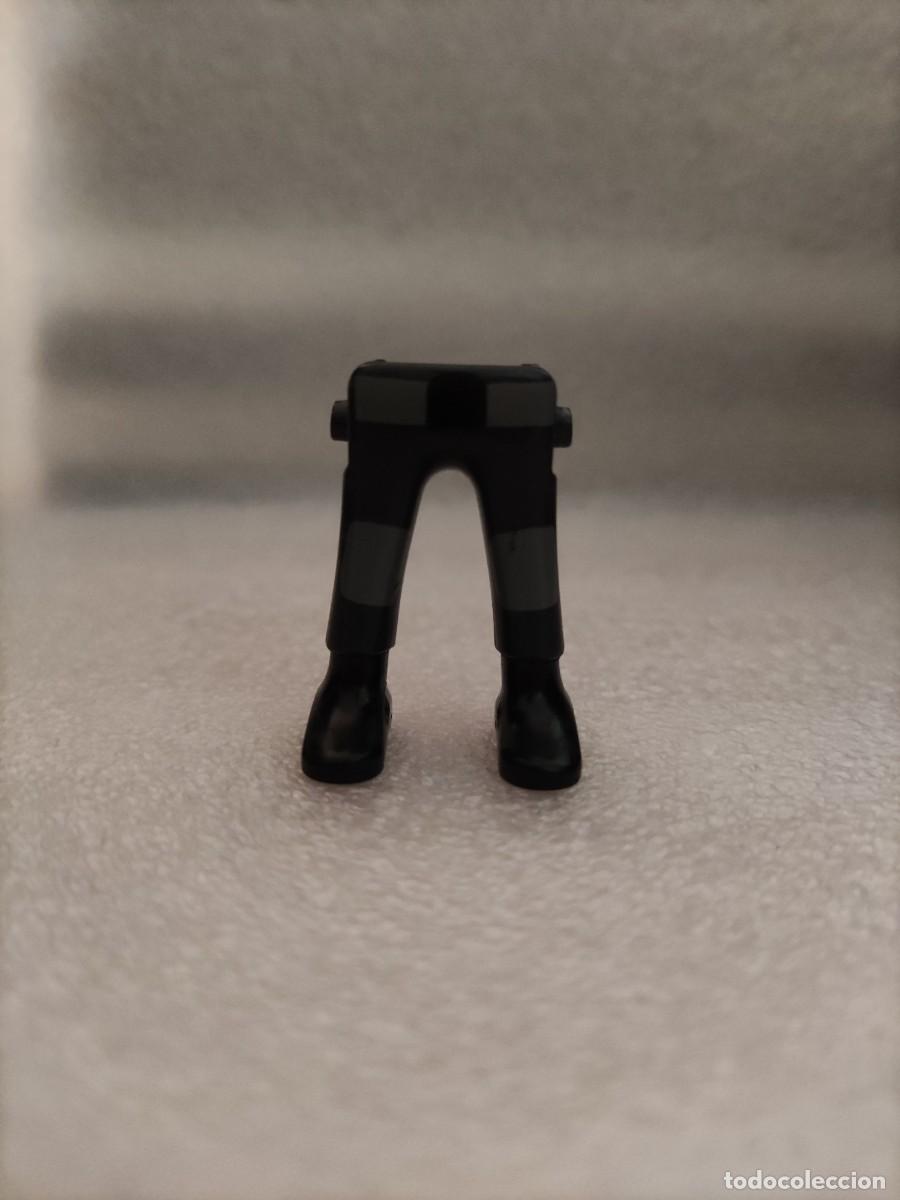 Playmobil: Piernas hombre Pantal&oacute;n gris oscuro y gris calzado negro Playmobil