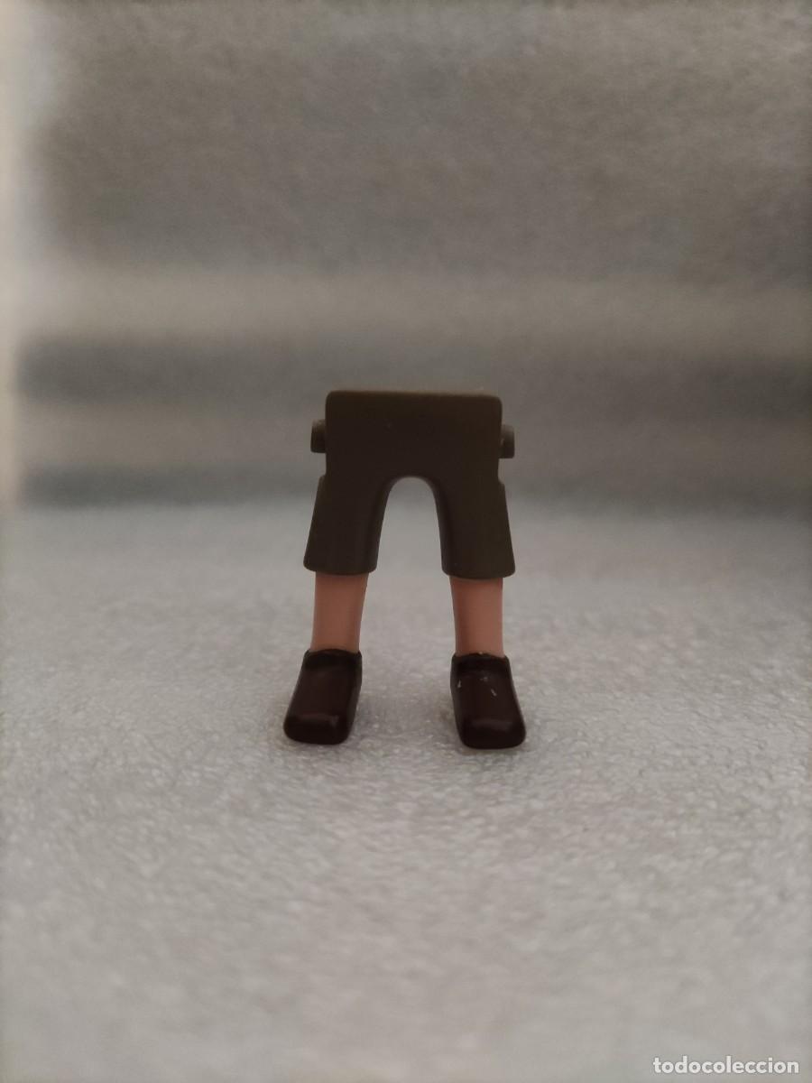 Playmobil: Piernas hombre Pantal&oacute;n corto gris calzado marr&oacute;n oscuro Playmobil