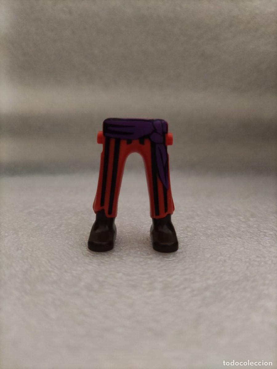 Playmobil: Piernas hombre Pantal&oacute;n naranja negro y morado calzado marr&oacute;n oscuro Playmobil