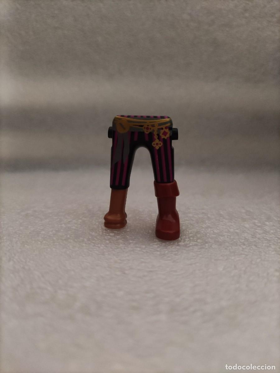 Playmobil: Piernas hombre Pantal&oacute;n negro rosa y gris calzado marr&oacute;n oscuro pata palo marr&oacute;n Playmobil