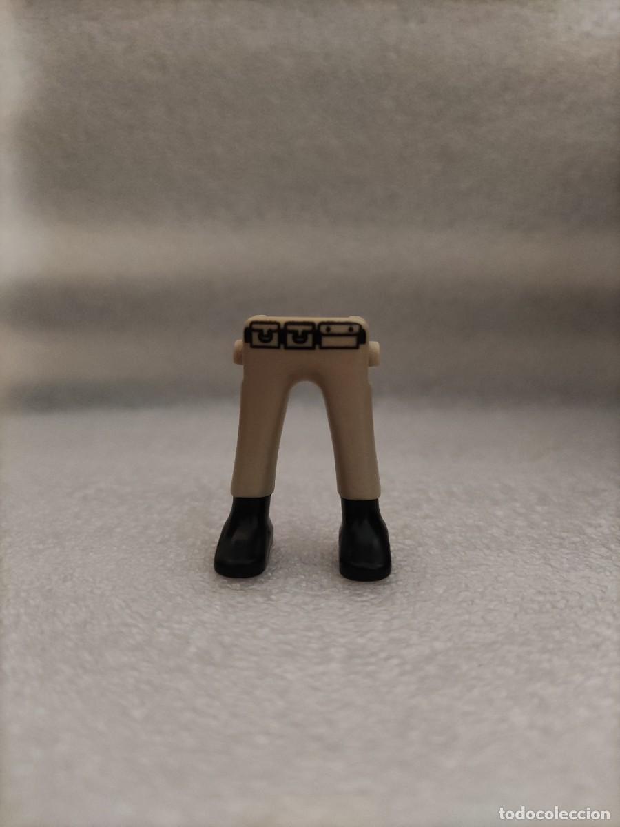Playmobil: Piernas hombre Pantal&oacute;n beige calzado negro Playmobil