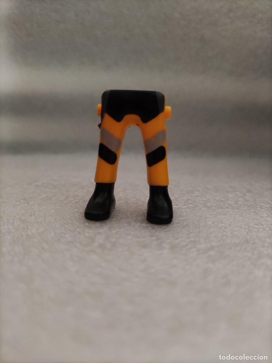 Playmobil: Piernas hombre Pantal&oacute;n amarillo negro y gris calzado negro Playmobil