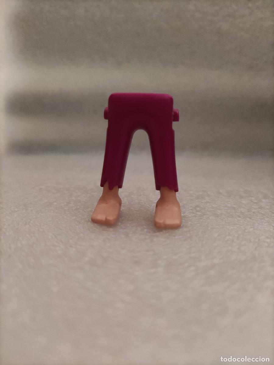 Playmobil: Piernas hombre Pantal&oacute;n morado claro descalzo Playmobil
