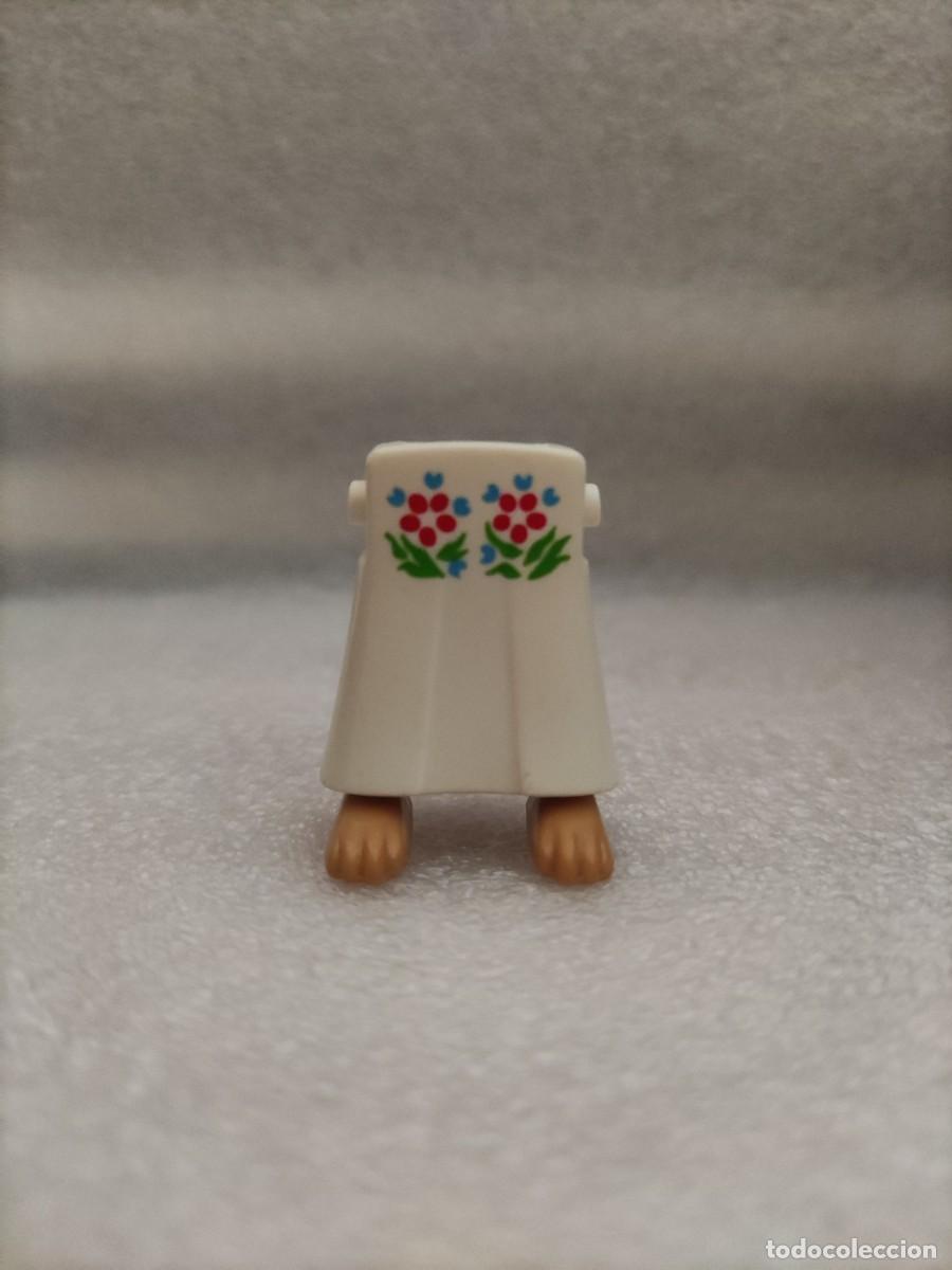 Playmobil: Piernas mujer falda blanca y flores descalza Playmobil