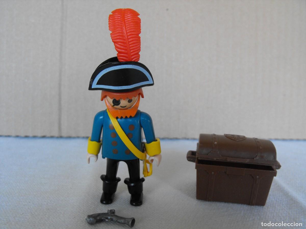 Playmobil: PLAYMOBIL. Figura de capit&aacute;n pirata con cofrel. De la ref. 3382.
