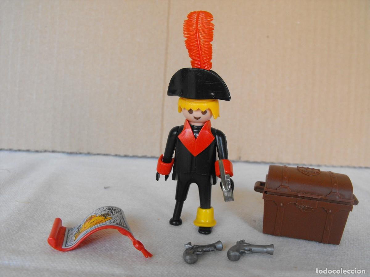 Playmobil: PLAYMOBIL. Figura de capit&aacute;n pirata con ba&uacute;l . De la ref. 3385. Primera &eacute;poca.