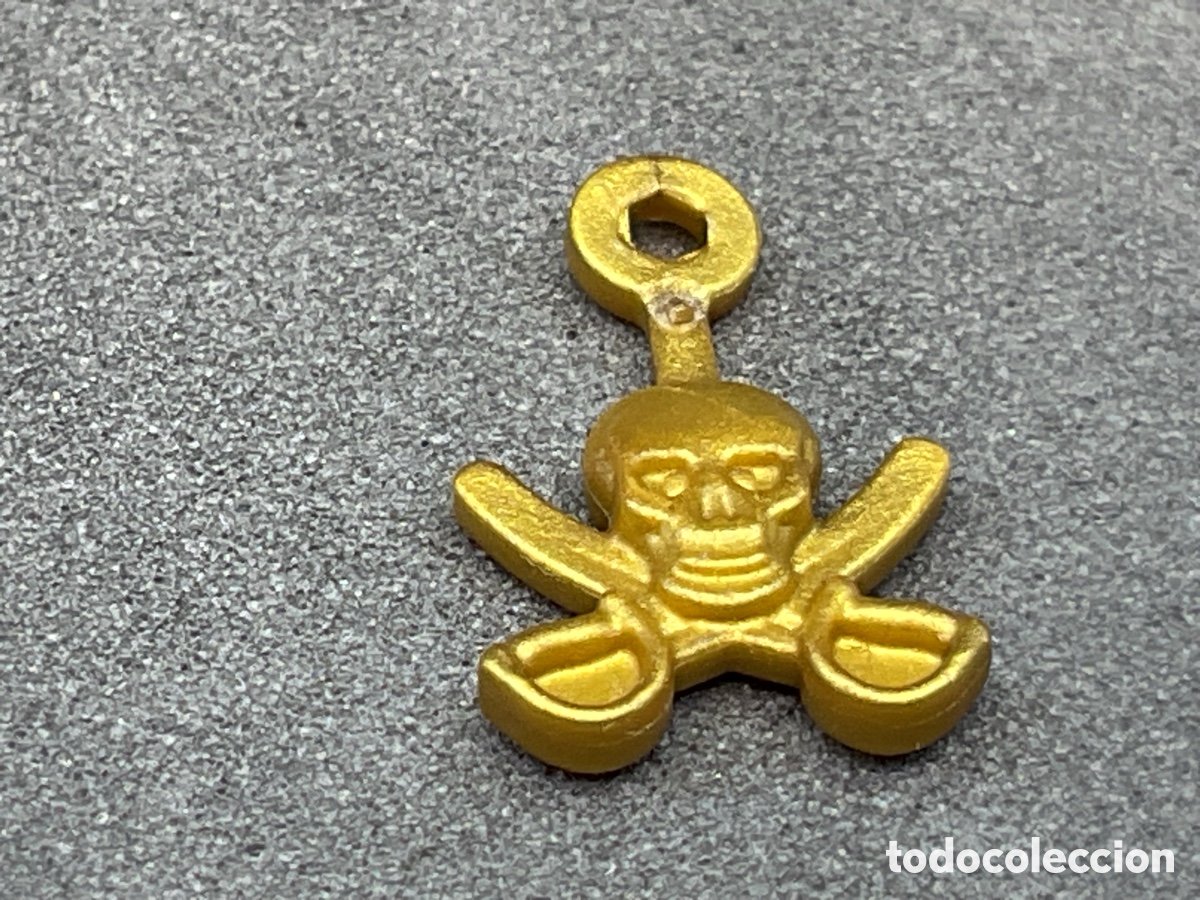 Playmobil: ACCESORIO PLAYMOBIL. COLGANTE, ABALORIO DE CALAVERA COLOR DORADO. REF PIRATAS