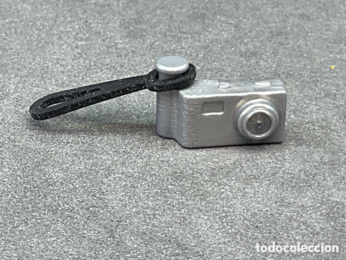Playmobil: ACCESORIO PLAYMOBIL. CAMARA DE FOTOS COLOR PLATEADO CON GOMA .