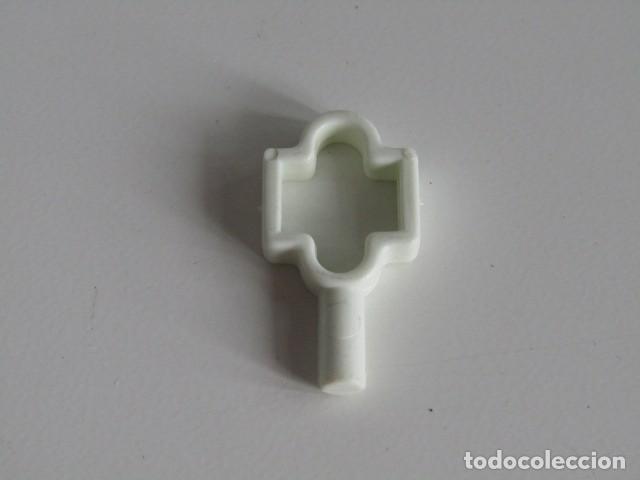 Playmobil: DIFICIL PORTAESQUIS DE MANO BLANCO SERIE COLOR 1&ordf; &Eacute;POCA PLAYMOBIL