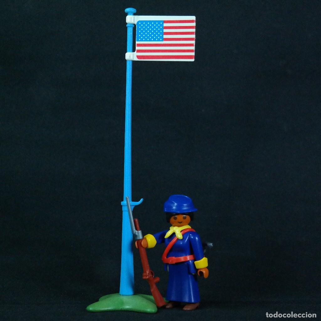 Playmobil: Playmobil voluntaria nordista con bandera☼