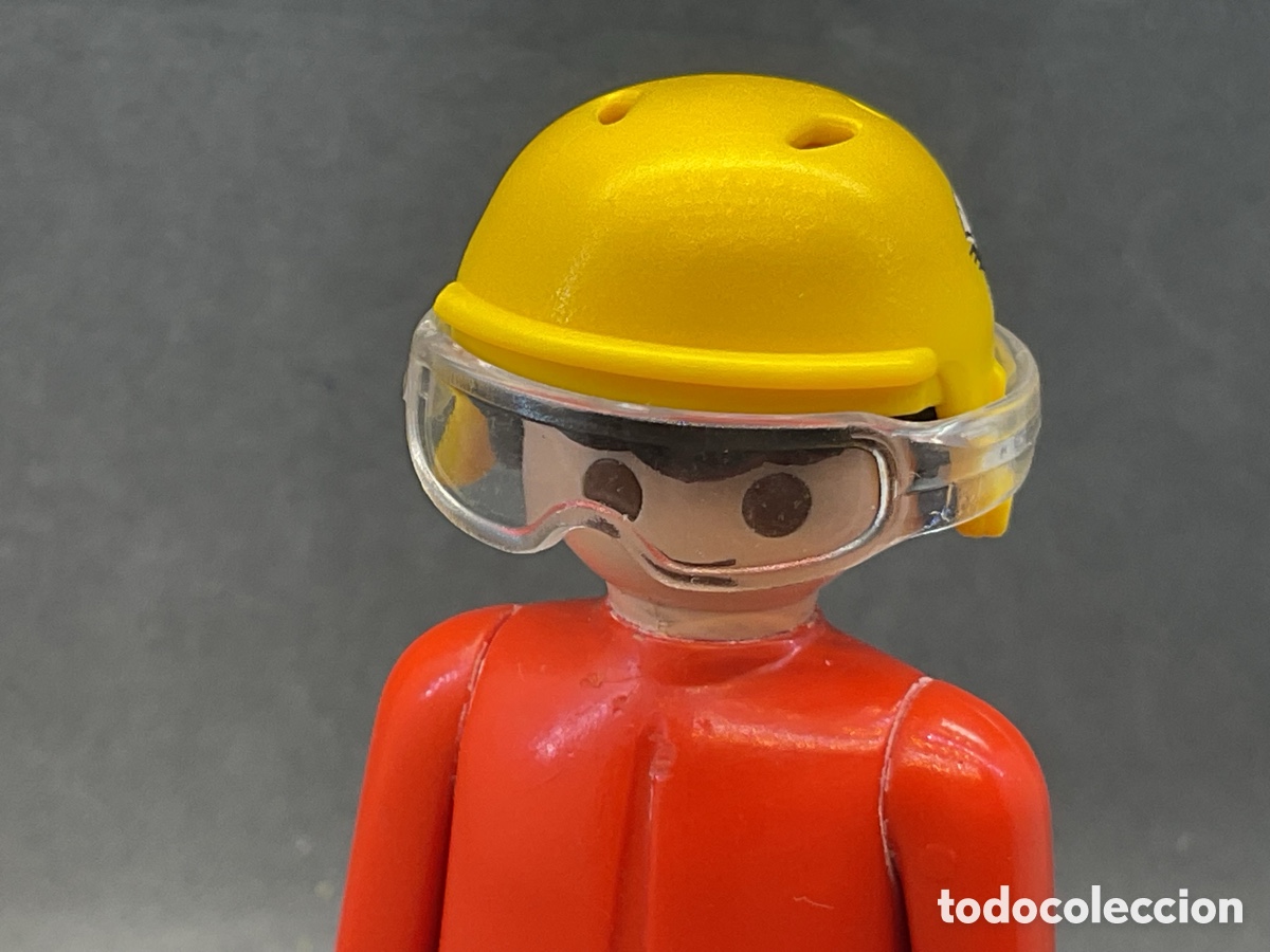 Playmobil: ACCESORIOS PLAYMOBIL. CASCO AMARILLO CON VISERA.