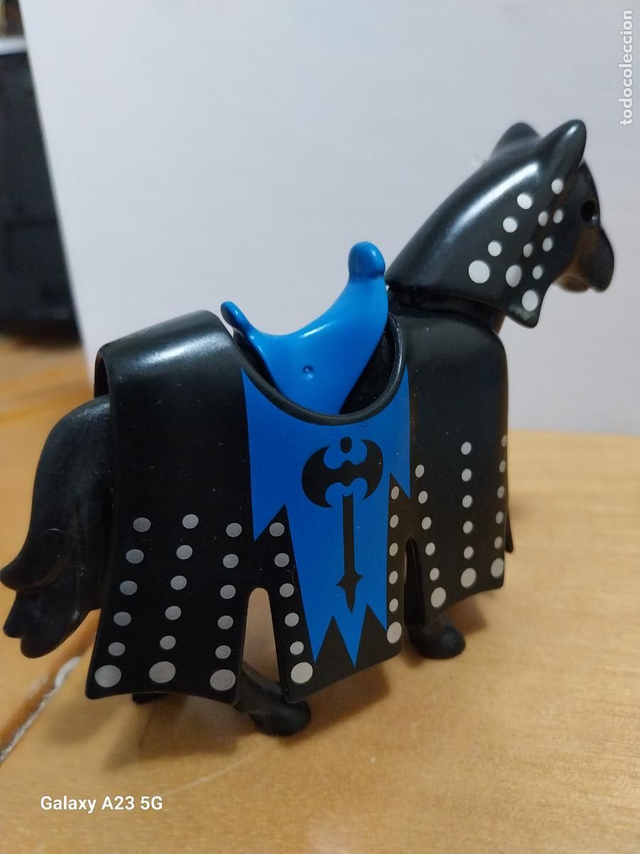 Playmobil: PLAYMOBIL CABALLO DE CABALLERO NEGRO BLASON AZUL HACHA NEGRA CAPA NEGRA
