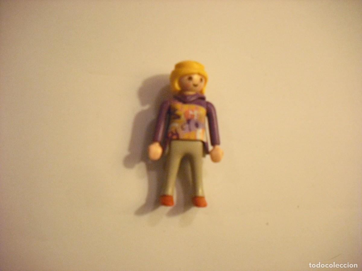 Playmobil: PLAYMOBIL, MUJER RUBIA CON SUDADERA MORADA