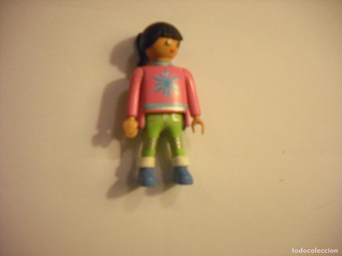 Playmobil: PLAYMOBIL, FIGURA DE CHICA CON JERSEY ROSA
