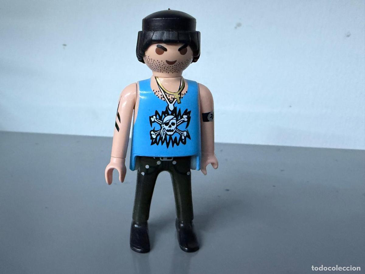 Playmobil: PLAYMOBIL FIGURA ROCKERO HEAVY CON CAMISETA CALAVERA -MIX28