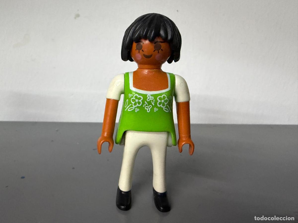 Playmobil: PLAYMOBIL FIGURA MUJER PIEL MORENA CON PANTALON BLANCO CIUDAD -MIX28