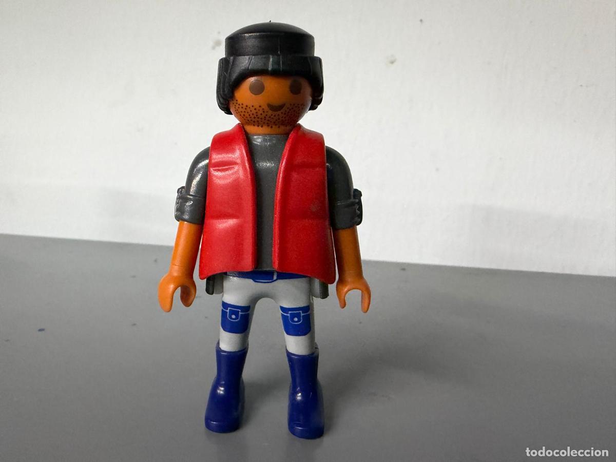 Playmobil: PLAYMOBIL FIGURA HOMBRE PIEL MORENA CON CHALECO ROJO -MIX28