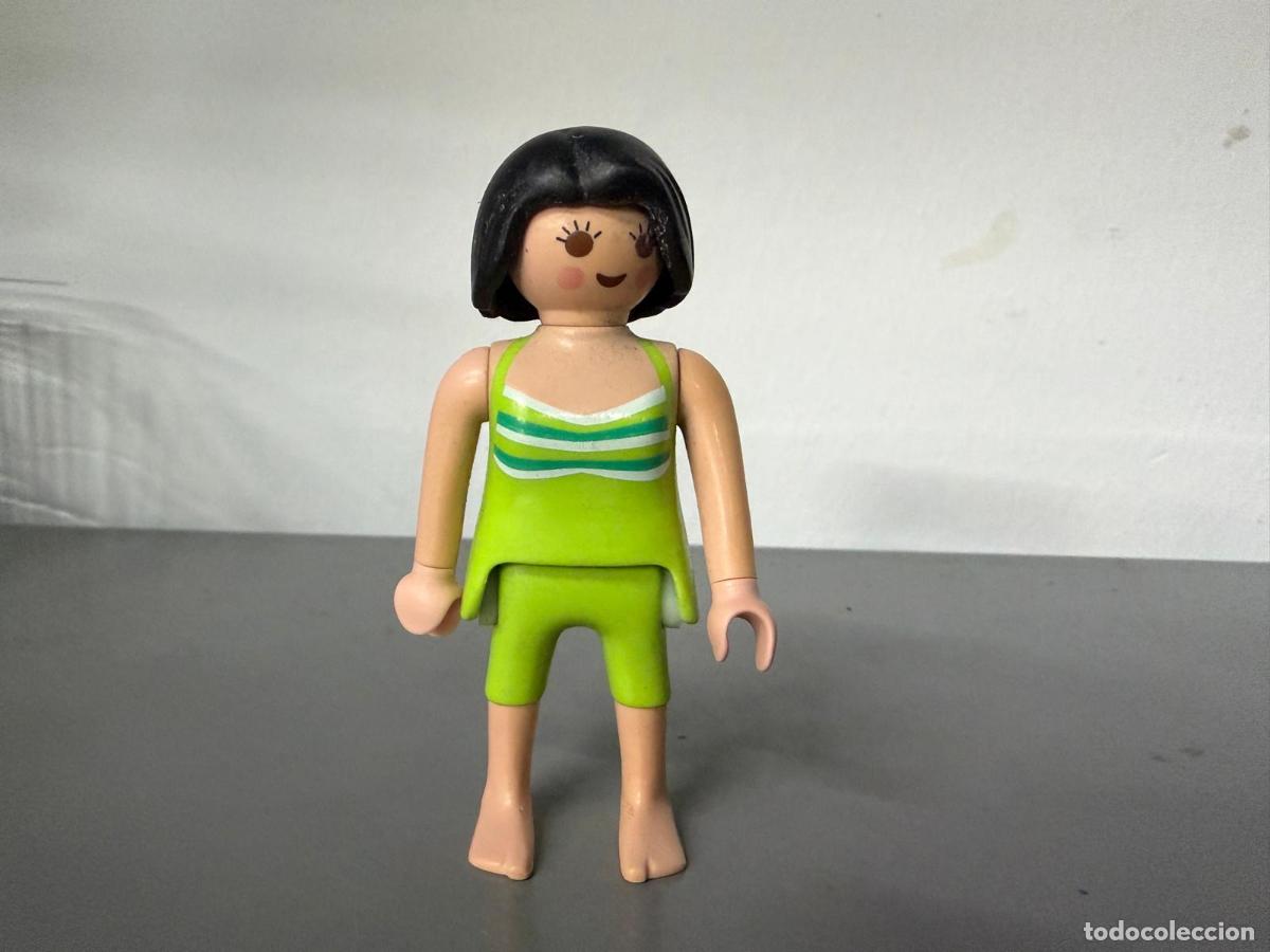 Playmobil: PLAYMOBIL FIGURA MUJER BERMUDAS PANTALON CORTO PIES DESCALZOS VERANO -MIX28