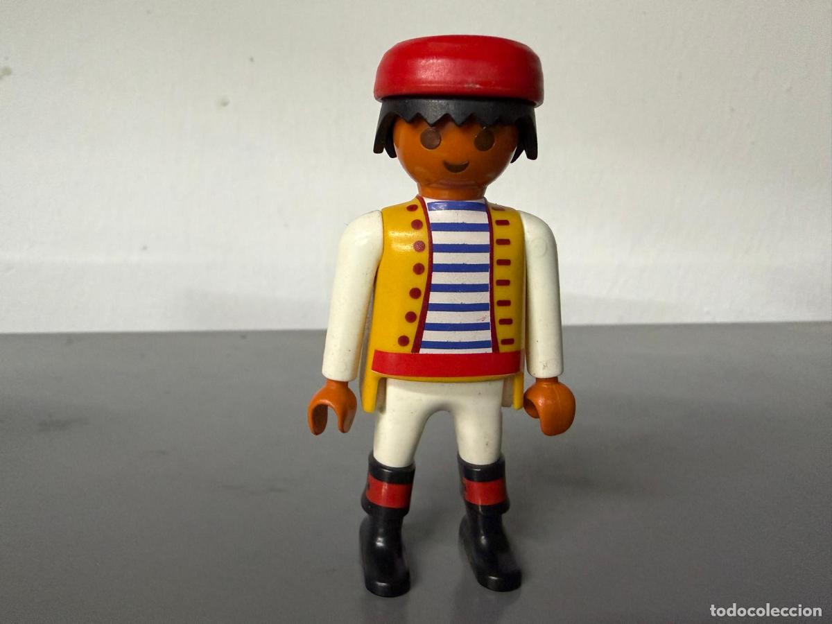 Playmobil: PLAYMOBIL FIGURA PIRATA CON PALUELO ROJO PELO CABEZA BOTAS NEGRAS -MIX28