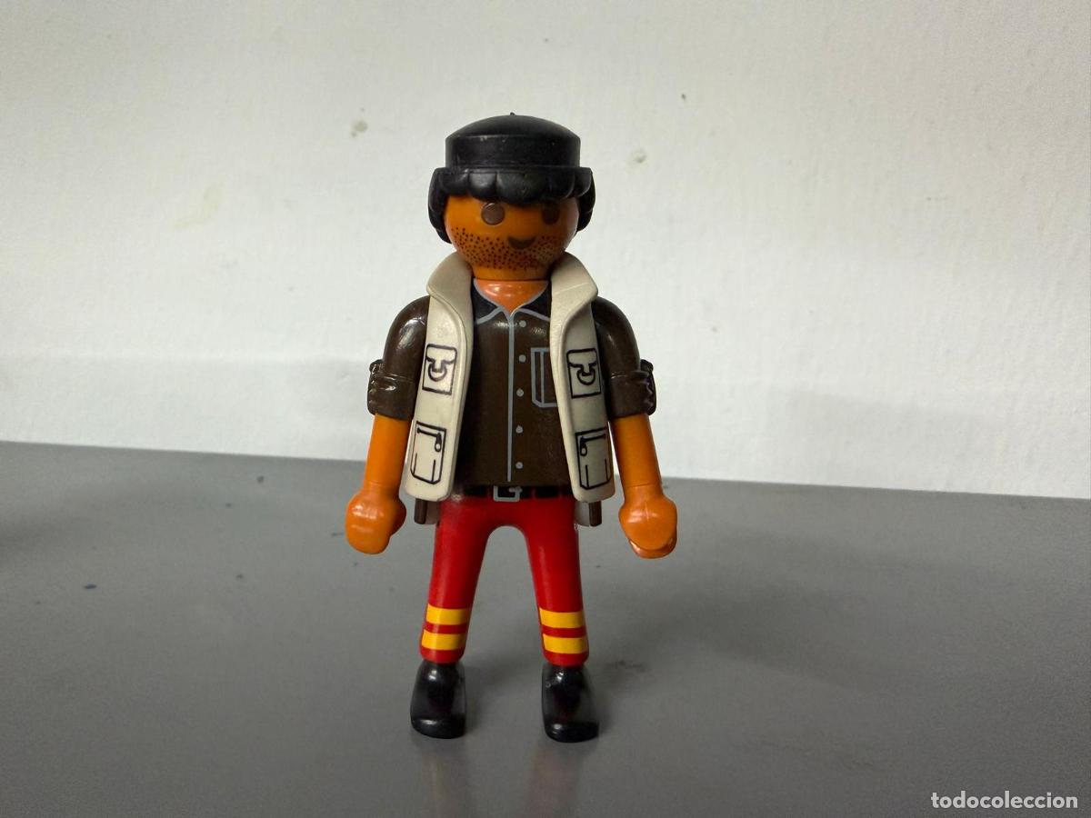Playmobil: PLAYMOBIL FIGURA HOMBRE CIUDAD CON CHALECO PIEL MORENA -MIX28