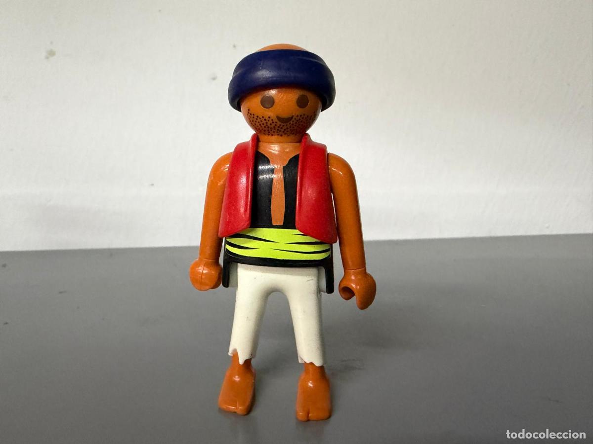 Playmobil: PLAYMOBIL FIGURA PIRATA CON CHALECO CORTO ROJO -MIX28