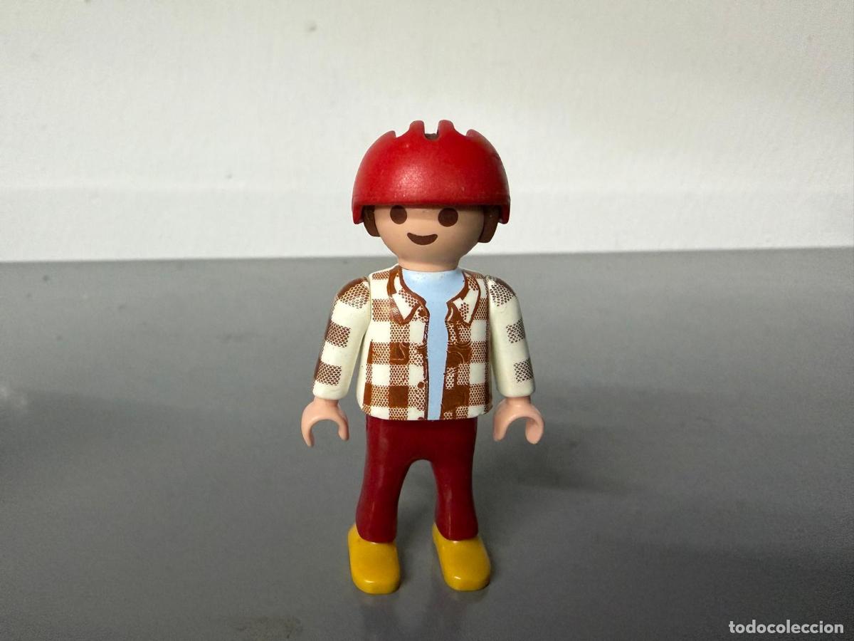 Playmobil: PLAYMOBIL FIGURA NI&Ntilde;O CON CASCO BICI CIUDAD -CH3