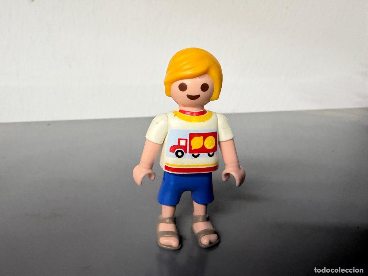 Playmobil: PLAYMOBIL FIGURA NI&Ntilde;O CIUDAD CON SANDALIAS -CH3