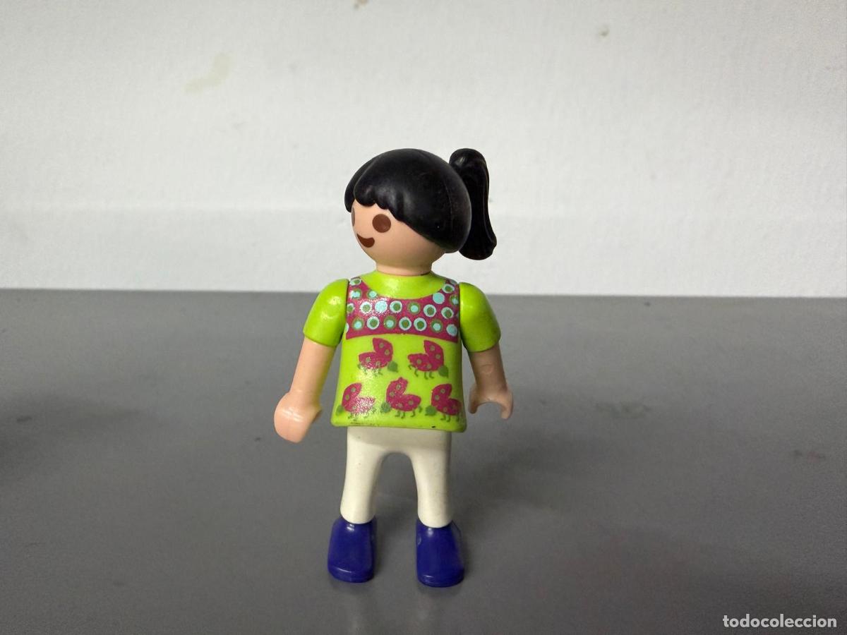 Playmobil: PLAYMOBIL FIGURA NI&Ntilde;A CIUDAD CON COLETA -CH3