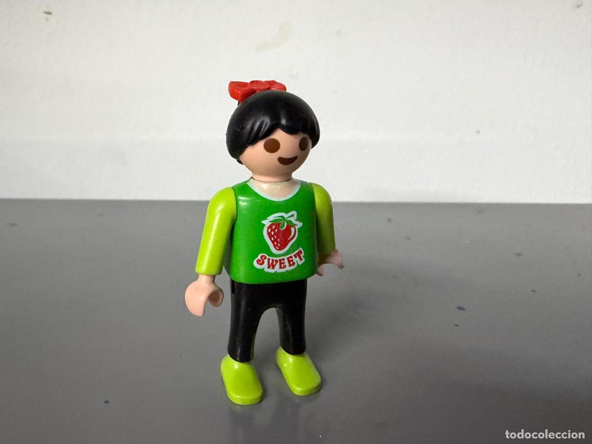 Playmobil: PLAYMOBIL FIGURA NI&Ntilde;A CIUDAD CON COLETERO -CH3