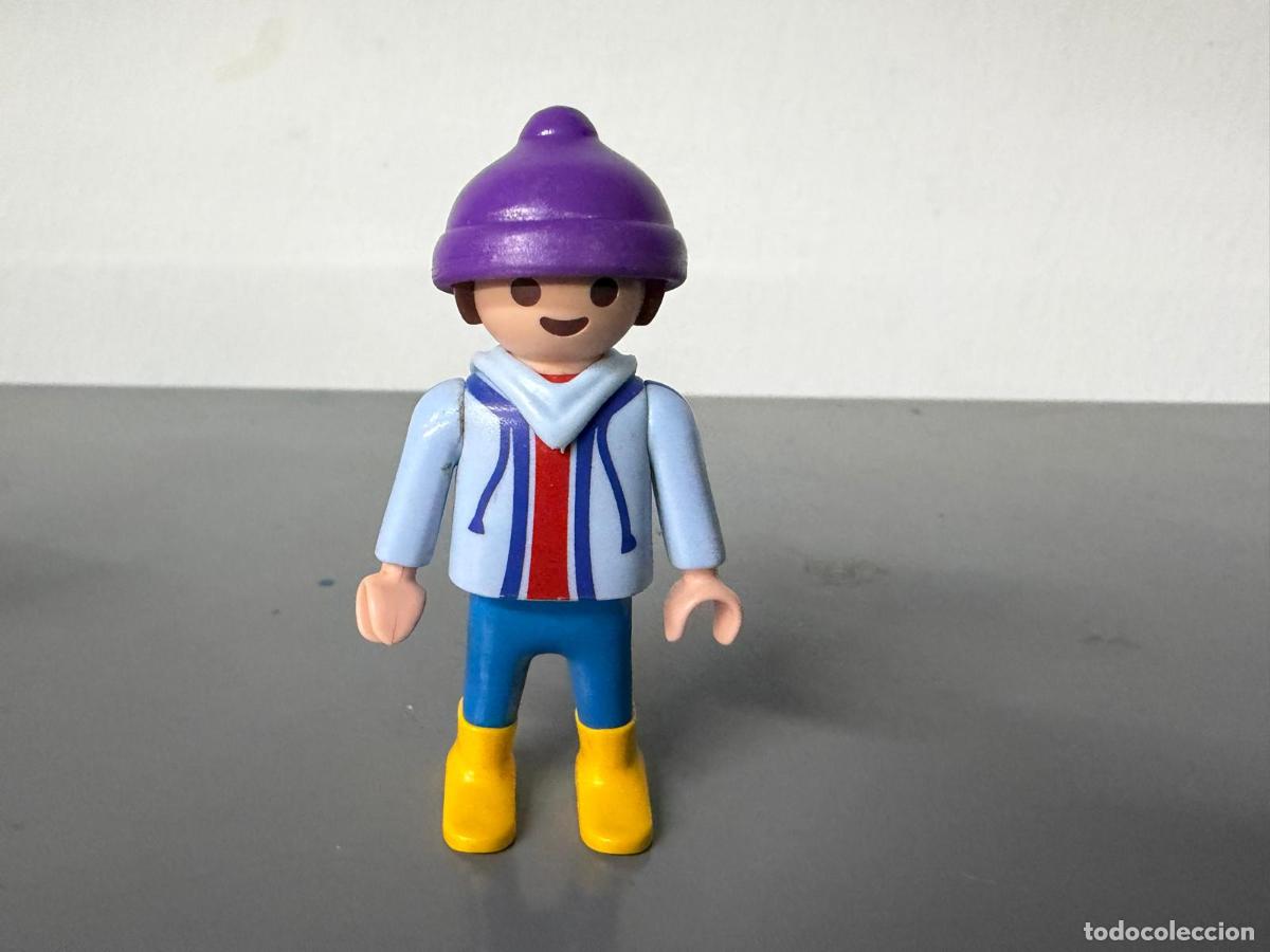 Playmobil: PLAYMOBIL FIGURA NI&Ntilde;O CIUDAD CON GORRO LANA NAVIDAD NIEVE BELEN -CH3