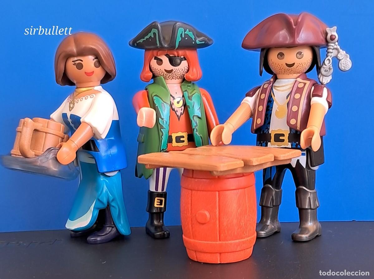 Playmobil: 3 Figuras; 2 Piratas y tabernera, Jarras Mesa con barril y tablas. Playmobil