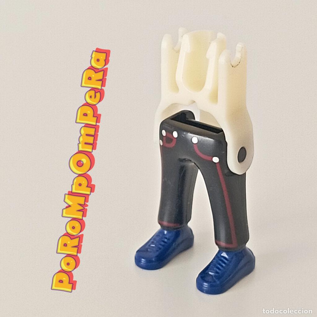 Playmobil: PLAYMOBIL pantal&oacute;n negro zapatilla deportiva azul + esqueleto CUSTOM/COMPLETAR O1