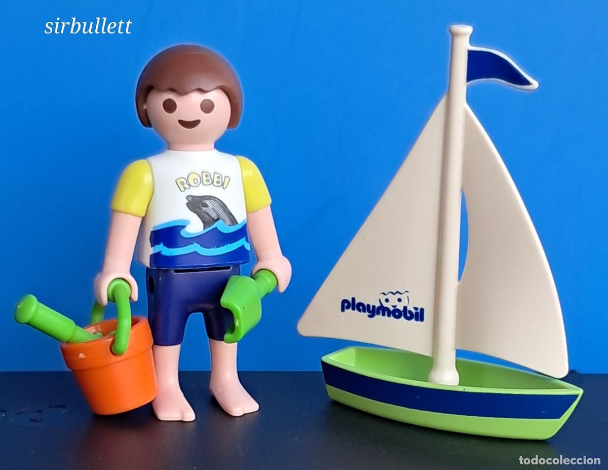 Playmobil: Figura ni&ntilde;o con barco de vela de juguete, verano vacaciones Collar. Playmobil 3660. Pies descalzos.