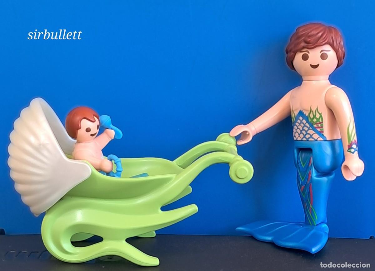 Playmobil: Figuras hombre sirena y beb&eacute; en carrito con sonajeros. Playmobil 70100.
