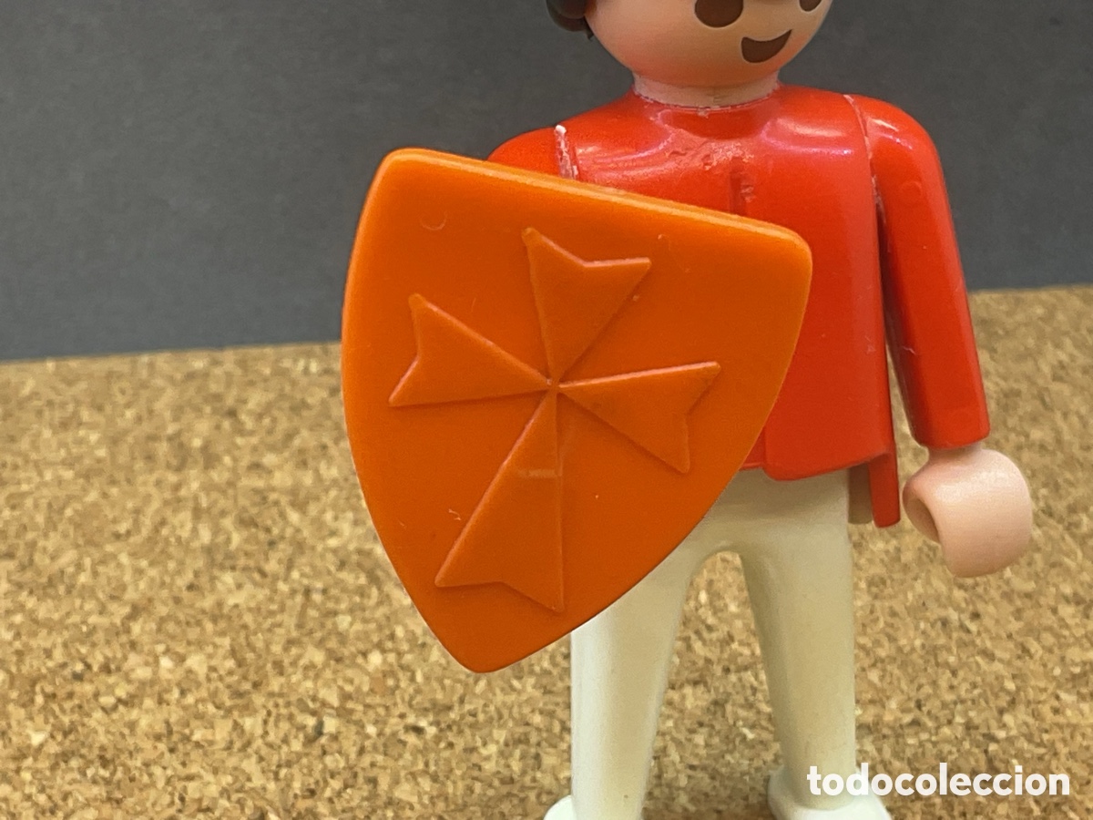 Playmobil: ACCESORIO PLAYMOBIL. ANTIGUO ESCUDO MEDIEVAL DE FAMOBIL. COLOR NARANJA.