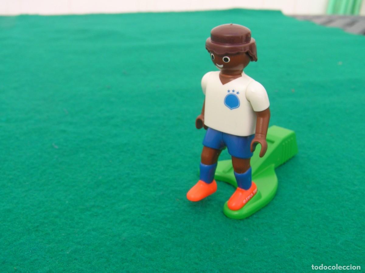 Playmobil: Jugador de f&uacute;tbol (piernas y brazos flexionados)con resorte en pierna+ base verde. Mundial 2018.