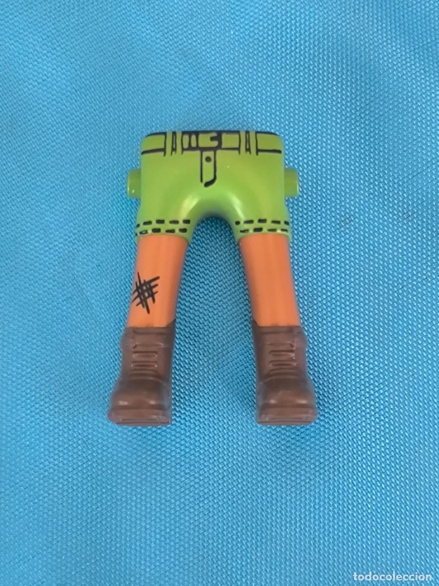 Playmobil: Playmobil piernas pantal&oacute;n corto verde militar bota marr&oacute;n piel morena city explorador arque&oacute;logo
