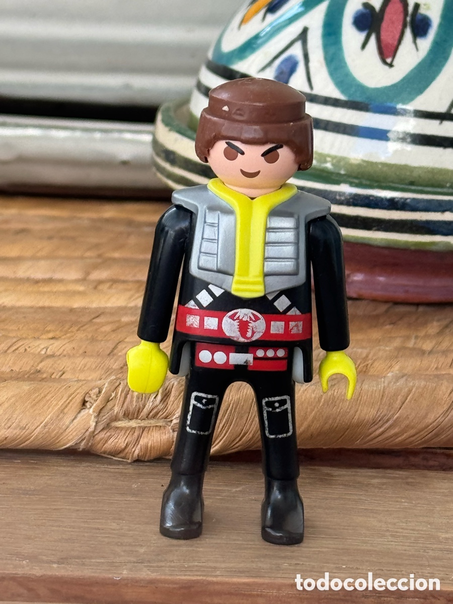 Playmobil: Figura Playmobil Guerrero Negro y Rojo Espacial