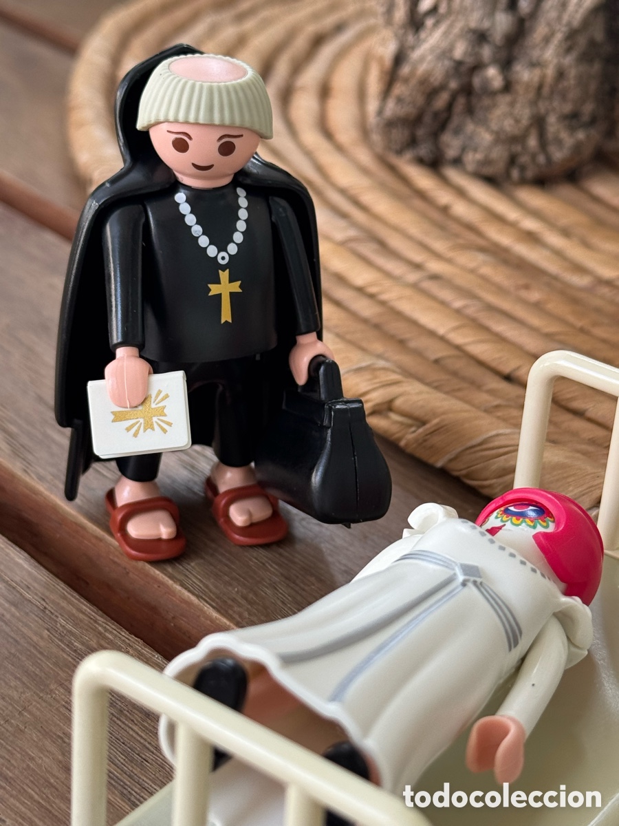 Playmobil: Playmobil Sacerdote Exorcista con Ni&ntilde;a y Cama
