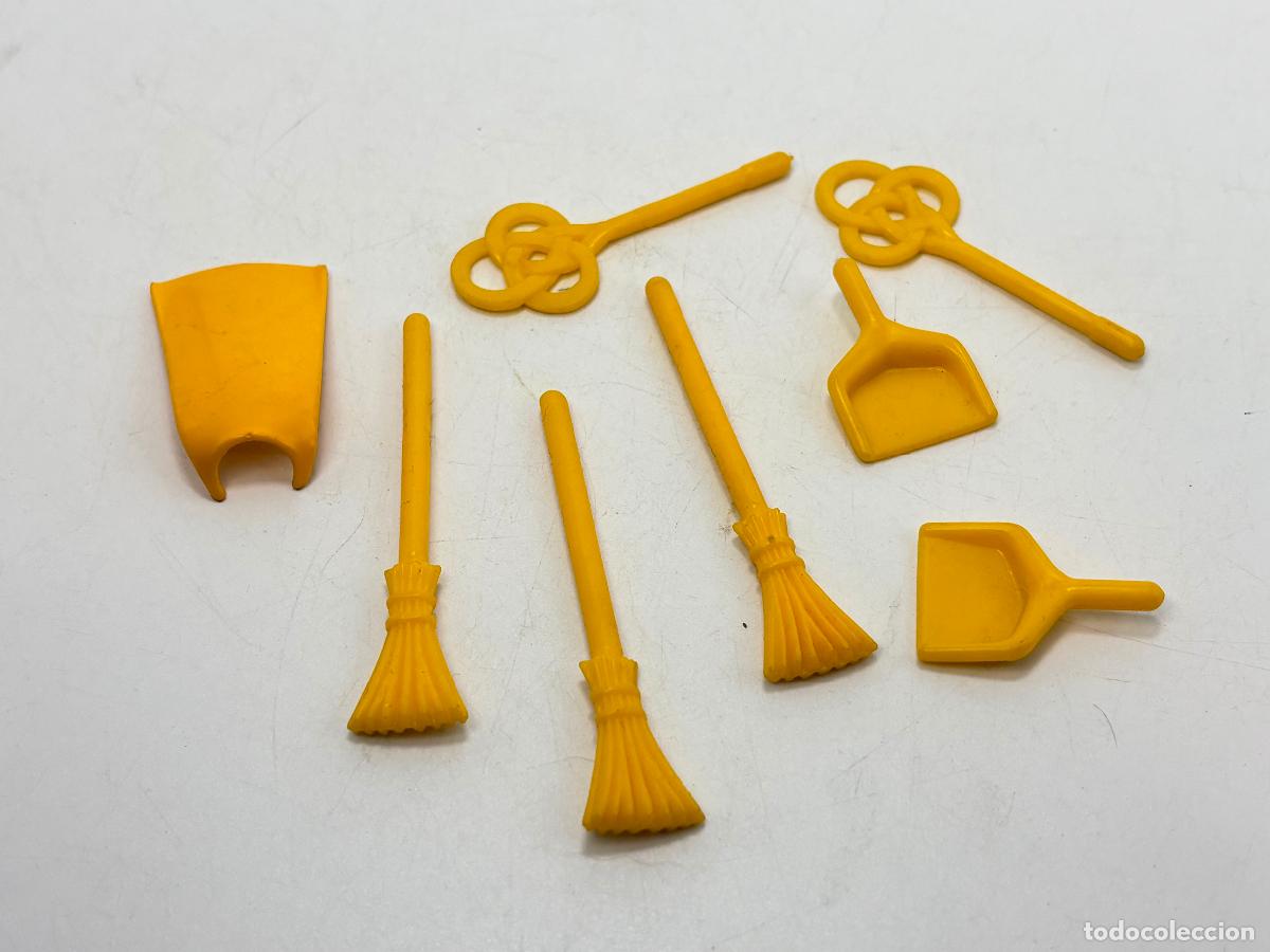 Playmobil: Playmobil lote escoba sacudidor pala t delantal amarillo primera &eacute;poca