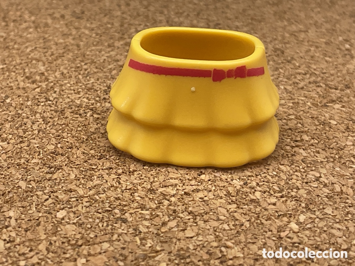 Playmobil: ACCESORIO PLAYMOBIL. FALDA CON VOLANTES COLOR AMARILLO.