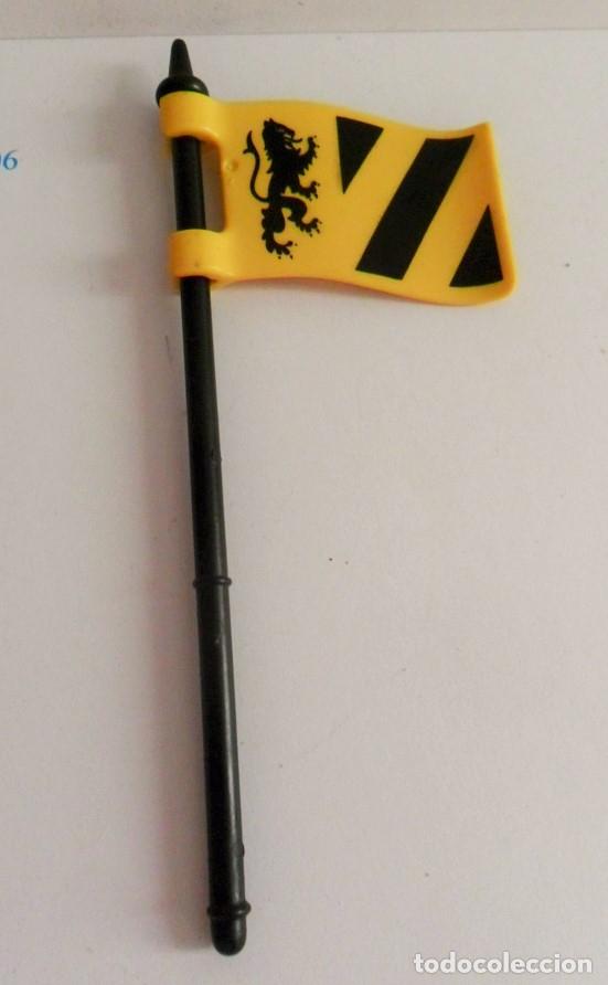 Playmobil: PLAYMOBIL P004 BANDERA ESTANDARTE BANDERIN MEDIEVAL LEON, RAYAS NEGRAS FONDO AMARILLO Y MASTIL
