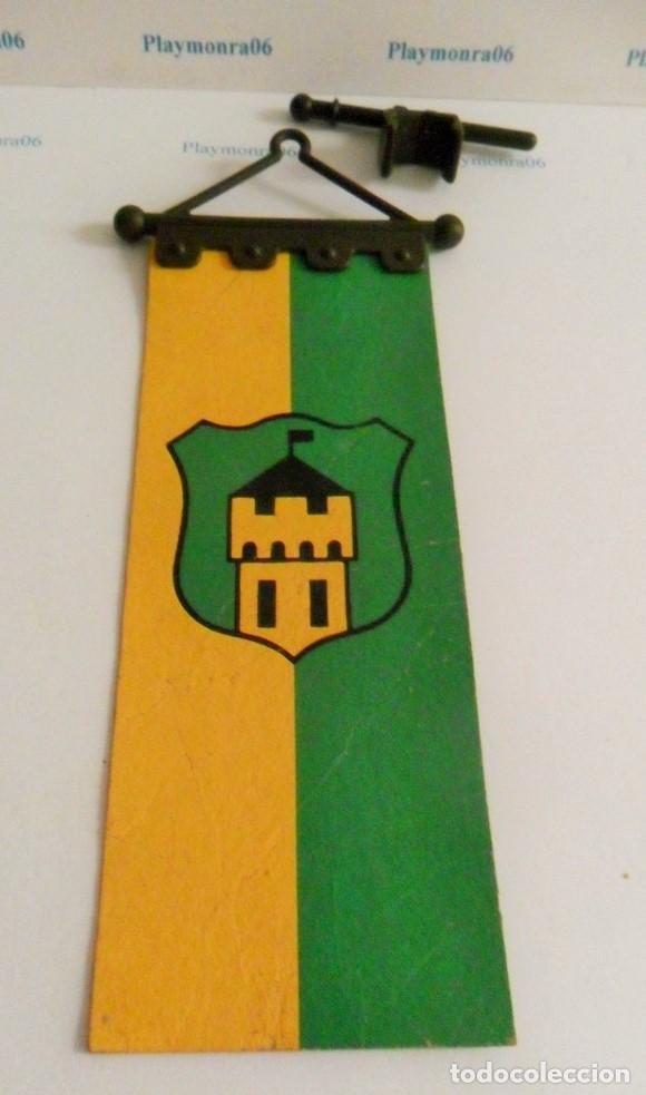 Playmobil: PLAYMOBIL P004 BANDERA GRANDE FACHADA CASTILLO CON SOPORTE Y ENGANCHES FONDO VERDE AMARILLO